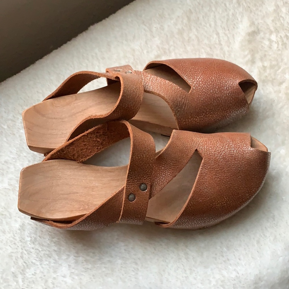 Cydwok Peep toe clogs!